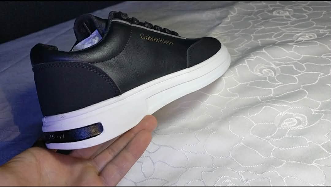 حداء Calvin Klein رجالي تصميم راقي وراحة عالية